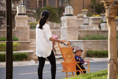 <b>全职妈妈有多“卑微”？全年无休没收入，不敢花钱买</b>