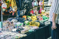 <b>27岁负债300万，从地摊转战保险行业的他，后来怎么样</b>