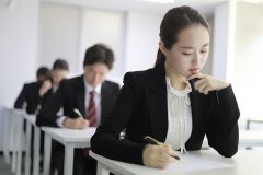 <b>为了编制，年轻人去殡仪馆上班，不进体制内，人生就</b>