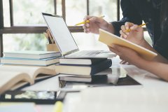 <b>一流名校毕业工作四年：感觉自己像个废物！</b>